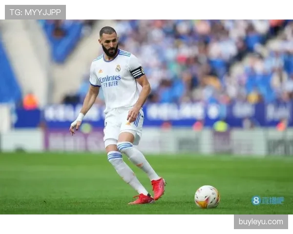 本泽马与莱万后期终结模式分化：从单点爆破到体系依赖的路径演变