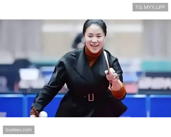 王楠连吃个饭都能被围观，这明星气场是真没法顶啊！