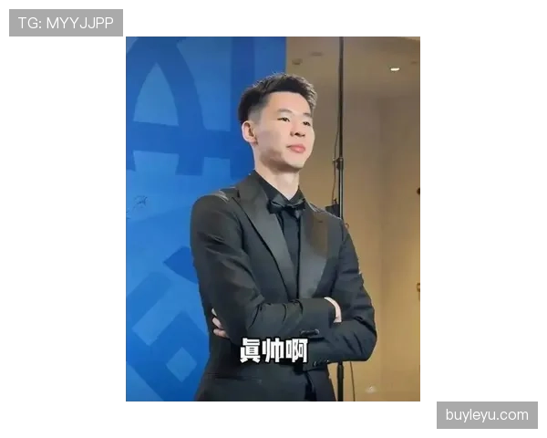 郭昊文最新街拍居然穿得像隔壁理发店小哥，球场上那个“贵公子”呢？